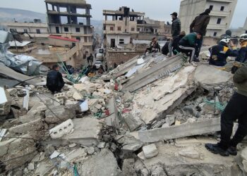 (VIDEO) Rescatan a un niño turco de 3 años que permaneció 22 horas entre los escombros luego de los fuertes terremotos