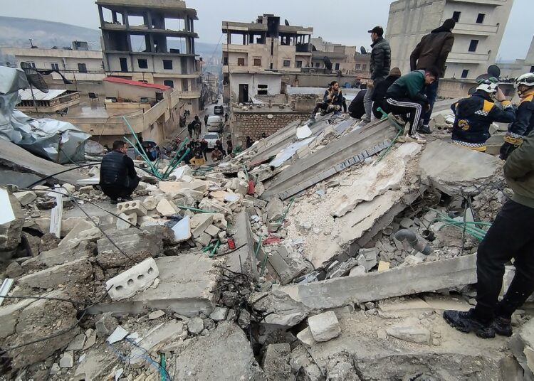 (VIDEO) Rescatan a un niño turco de 3 años que permaneció 22 horas entre los escombros luego de los fuertes terremotos