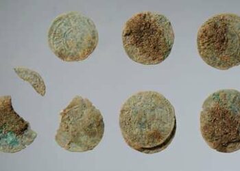 Arqueólogo aficionado descubre monedas y joyas medievales al norte de Alemania