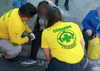 Una mujer lesionada tras ser atropellada por un motociclista en San Salvador