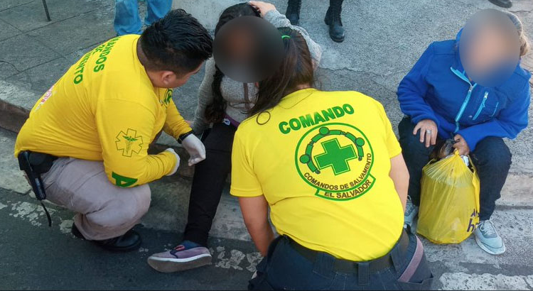 Una mujer lesionada tras ser atropellada por un motociclista en San Salvador