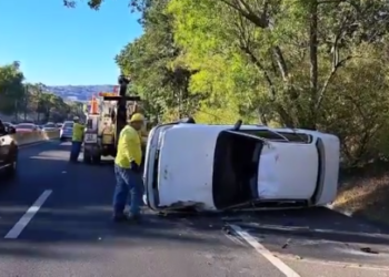 Conductor pierde el control y vuelca sobre la avenida Jerusalén