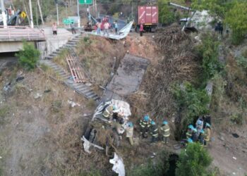 Conductor de rastra cañera muere tras perder el control y caer a un precipicio en San Vicente