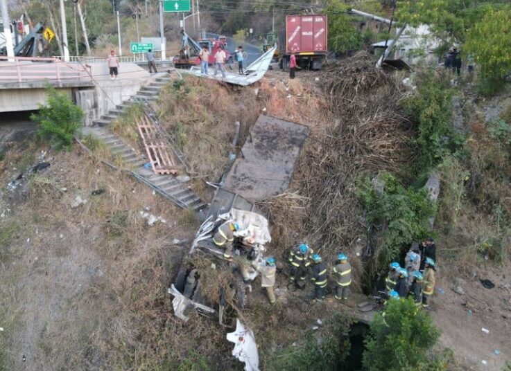 Conductor de rastra cañera muere tras perder el control y caer a un precipicio en San Vicente