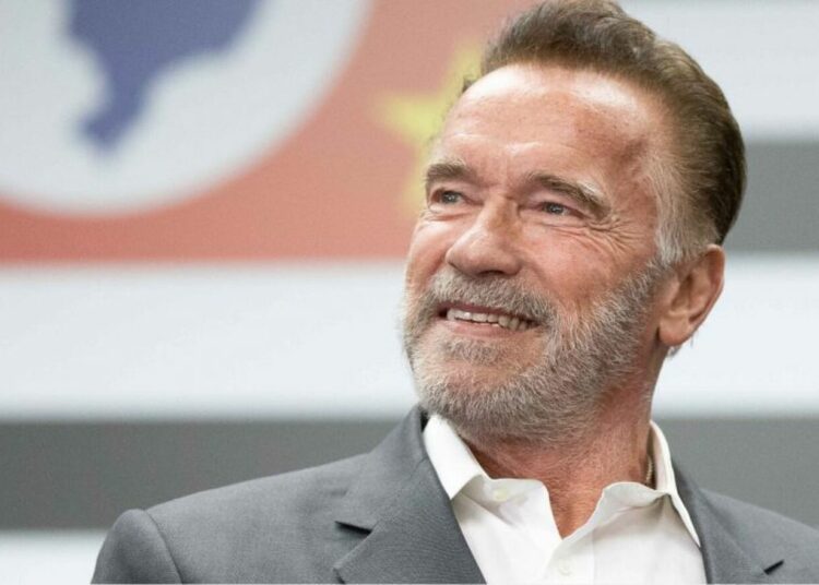 Una ciclista resulta herida tras impactar contra el vehículo de Arnold Schwarzenegger