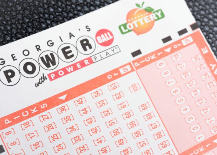 Identifican al ganador de los $2,000 millones en el Powerball, es hispano, vive en California y esperó tres meses para cobrar