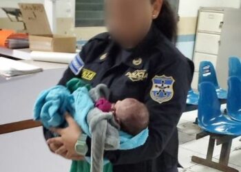 PNC rescata a bebé abandonada en un predio baldío en Apopa