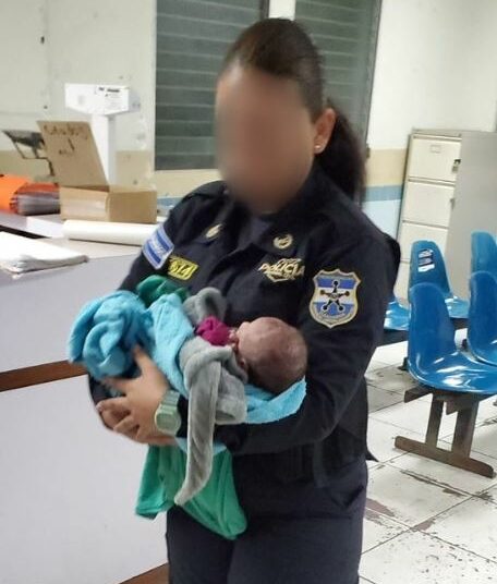 PNC rescata a bebé abandonada en un predio baldío en Apopa