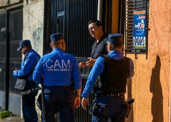 CAM libera aceras usadas como parqueos de carros y motos en avenida Bernal