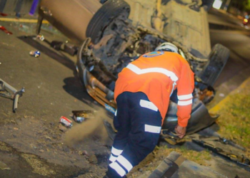 Dos lesionados tras volcar vehículo sobre la Juan Pablo II, esta madrugada
