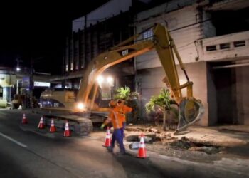 Fovial avanza obras de drenaje sobre la 49 Av. Sur en San Salvador