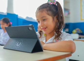 MINED ampliará entrega de equipos tecnológicos a estudiantes de parvularia este año