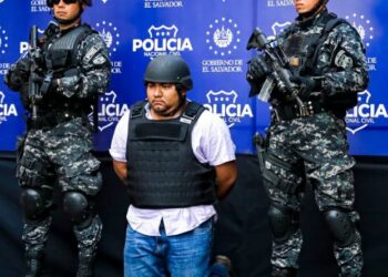 Seguridad presenta a hombre acusado del asesinato del exalcalde de La Libertad y su esposa