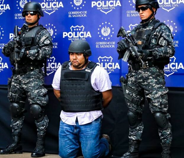 Seguridad presenta a hombre acusado del asesinato del exalcalde de La Libertad y su esposa