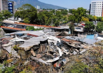 Autoridades inspeccionan afectaciones en comunidad Emmanuel, San Salvador, tras incendio