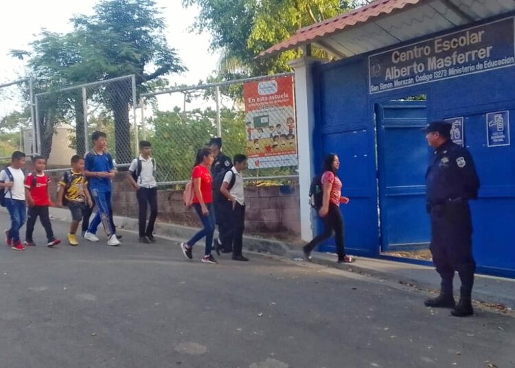 Policía se mantiene brindando seguridad en escuelas de todo El Salvador