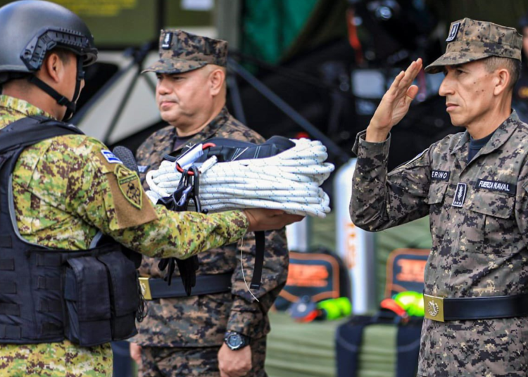 FOTOS: Ministro de Defensa entrega moderno equipo a Comando de Fuerzas Especiales