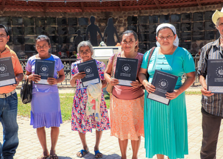 Ministerio de Vivienda entrega contribuciones para la construcción de viviendas a 31 familias de El Mozote