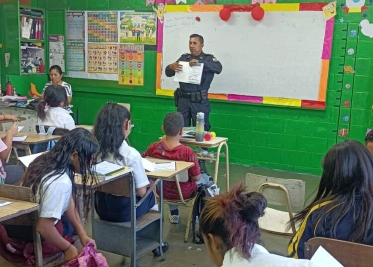 PNC trabaja en la prevención de la violencia con charlas en los centros escolares
