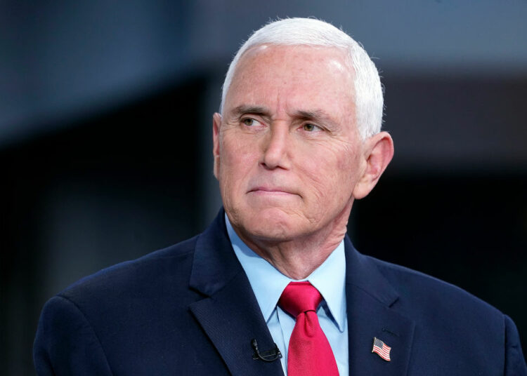 El fiscal que investiga a Donald Trump cita a exvicepresidente Mike Pence