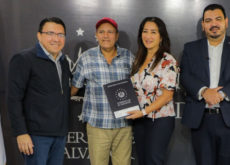 Entregan escrituras de propiedad a familias que fueron afectadas por lotificaciones irregulares