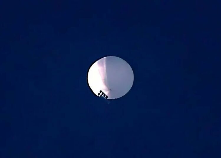 Estados Unidos monitorea un globo espía chino que sobrevuela su espacio aéreo
