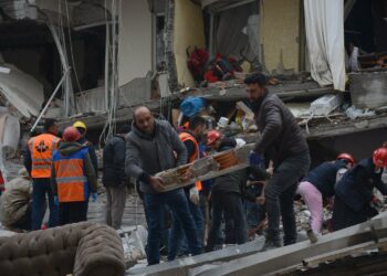 (IMÁGENES SENSIBLES) Turquía y Siria buscan sobrevivientes tras el terremoto que dejó más de 3.600 muertos