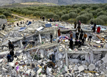 (VIDEOS) Turquía y Siria a la espera de la ayuda internacional mientras que la cifra de muertos ya supera los 5.000