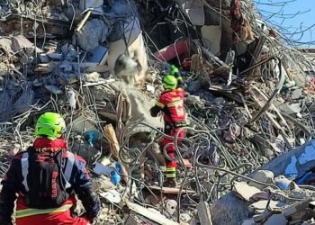 Milagroso rescate de mamá y bebé tras 90 horas bajo los escombros de un edificio en Turquía
