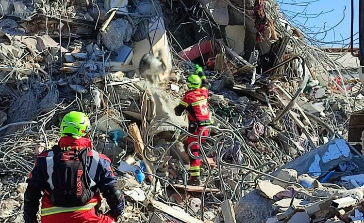 Milagroso rescate de mamá y bebé tras 90 horas bajo los escombros de un edificio en Turquía