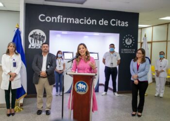 Hospital de Oncología del ISSS implementa nuevas tecnologías con kioskos de confirmación de citas