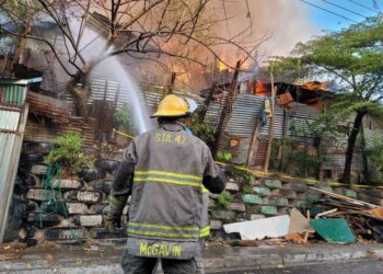 VIDEO | Voraz incendio consume al menos 7 viviendas cerca de la diagonal Universitaria