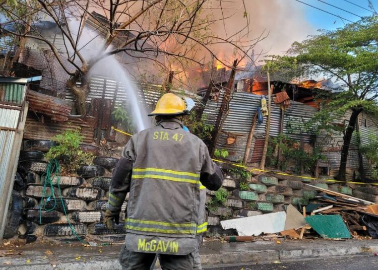 VIDEO | Voraz incendio consume al menos 7 viviendas cerca de la diagonal Universitaria