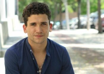 El actor Jaime Lorente la lía en Twitter tras atacar a Pedro Sánchez: «Sólo sabes mentir»