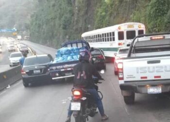 Múltiple accidente de tránsito en Carretera Los Chorros genera tráfico complicado este martes