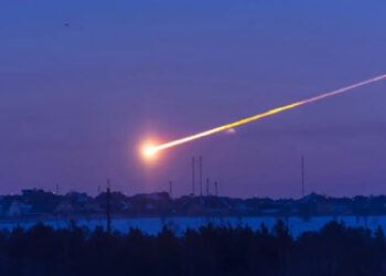 (VIDEOS) Un meteorito sobrevuela la ciudad siberiana de Krasnoyarsk y se estrella en las afueras