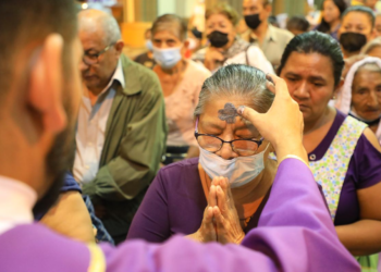 Feligresía en El Salvador celebra el Miércoles de Ceniza