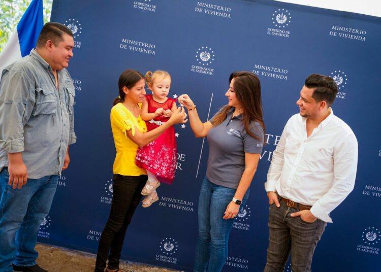 Ministra Michelle Sol entrega viviendas a familias de Zacatecoluca