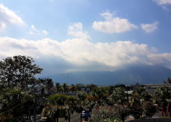 Cielo medio nublado y se mantiene el viento acelerado para este domingo
