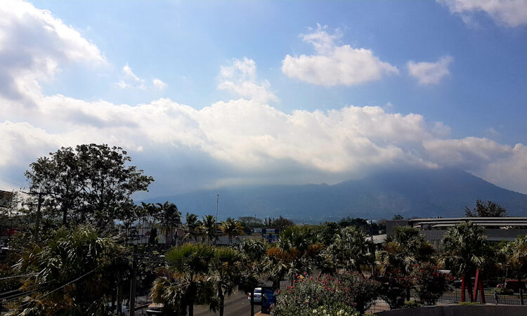 Cielo medio nublado y se mantiene el viento acelerado para este domingo