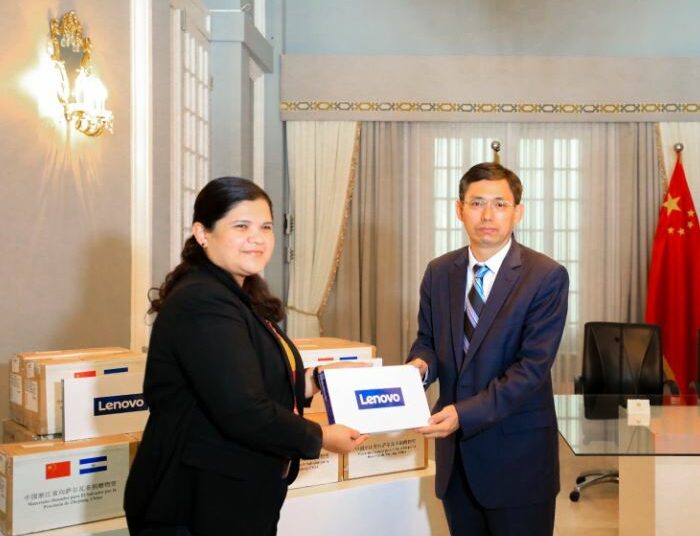 Embajada de China realizó donativo de tablets al Instituto Crecer Juntos