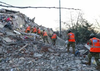Misión humanitaria enviada a Turquía inicia labores de búsqueda y rescate de víctimas