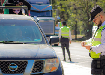 Amplían horarios de atención para que los salvadoreños se pongan al día con sus documentos de tránsito