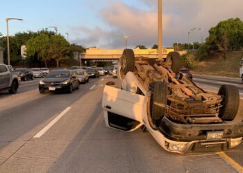GALERÍA | Conductor a excesiva velocidad pierde el control y vuelca sobre bulevar Monseñor Romero
