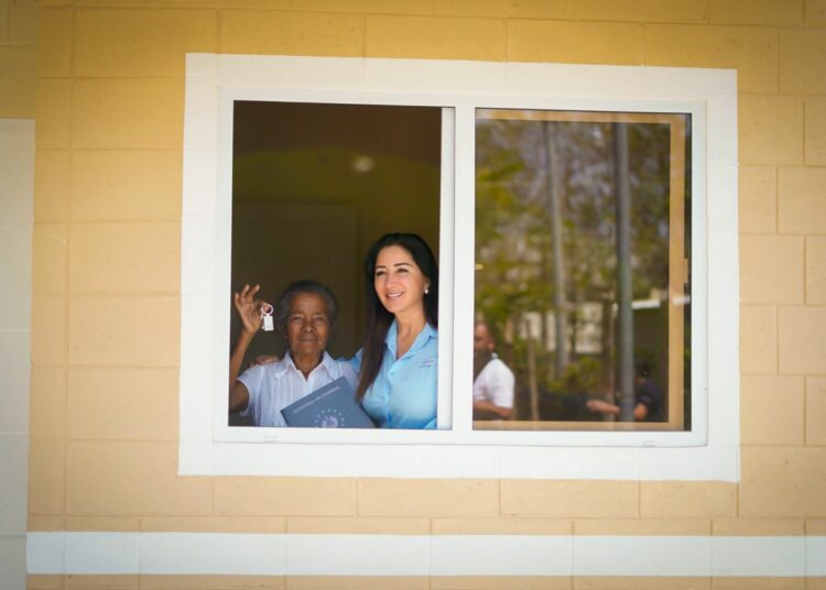 Salvadoreños se benefician con entrega de viviendas y escrituras en el sector de Nejapa