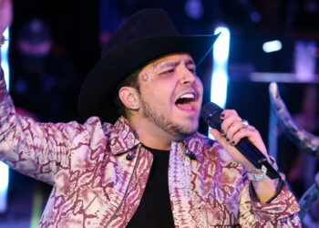 Christian Nodal fue abucheado por subir al escenario con retraso de tres horas y además tuvo fallas de audio