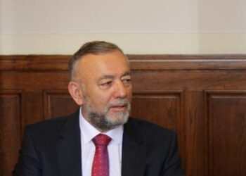 Renunció un diputado serbio que fue descubierto mirando un video pornográfico en pleno debate parlamentario