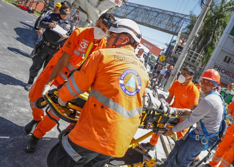 Ministerio de Trabajo abre investigación por accidente laboral en una construcción de Antiguo Cuscatlán que dejó 8 personas lesionadas