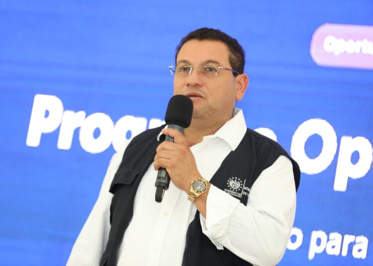 Rolando Castro continúa «Gira por el Empleo» en la ciudad de Santa Ana