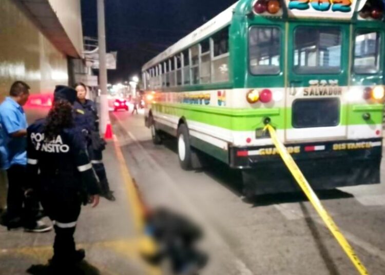 Peatón murió tras ser arrollado por bus de la ruta 202 en Santa Tecla